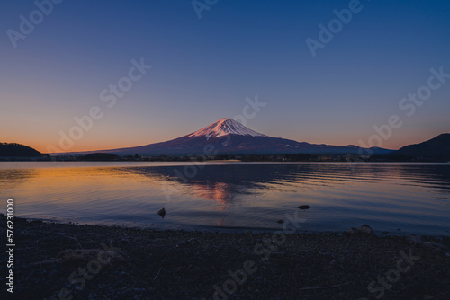 冠雪した富士山、雲ひとつ無い日の出前の風景
