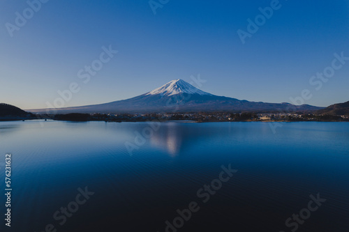 冠雪した富士山、雲ひとつ無い早朝の風景
