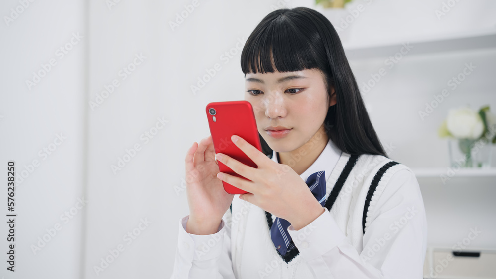 スマホを使う女子学生