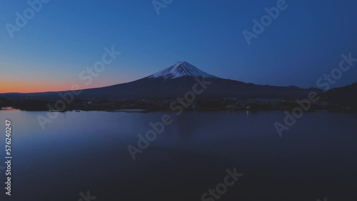 冠雪した富士山、雲ひとつ無い日の出前の風景　ドローン撮影
