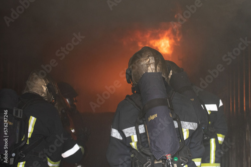 Des pompiers face au feu 