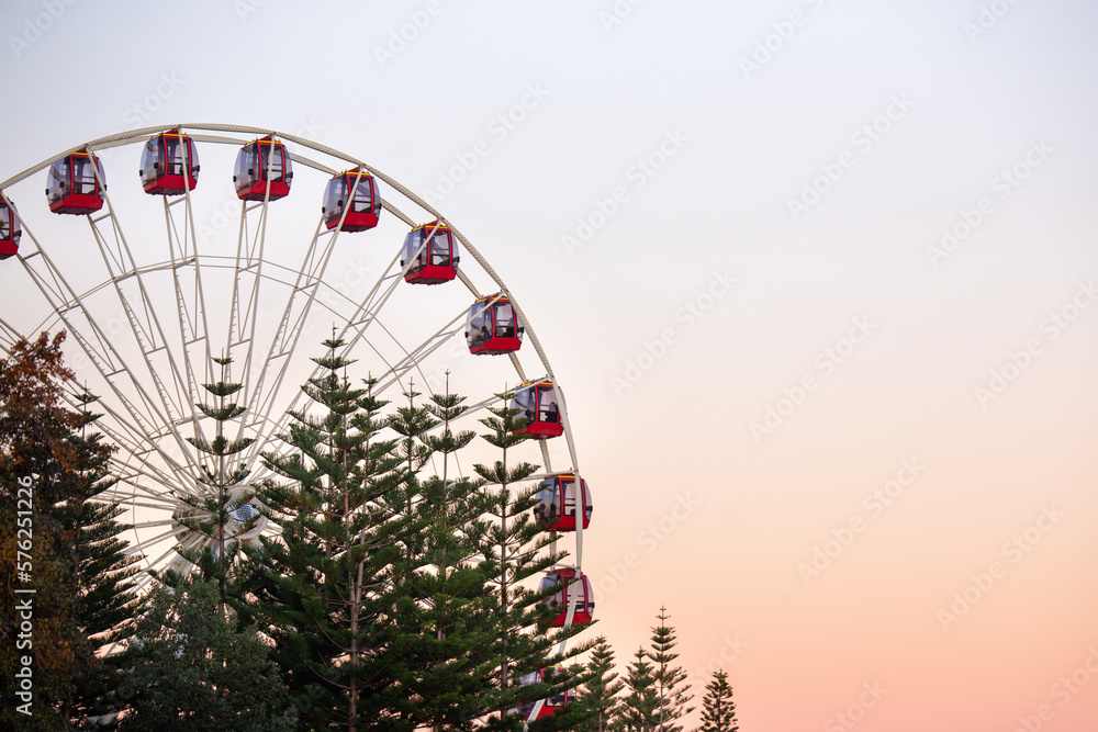 Fototapeta premium Ferris wheel at sunset