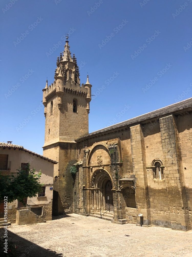 plaza de pueblo. iglesias y pueblos de la comarca de las cinco villas de Zaragoza.
pozas del pirineo y bonitas iglesias.