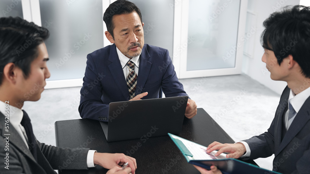 会議するビジネスマンのグループ