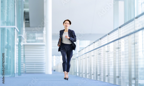 ビジネス・走る女性 © naka