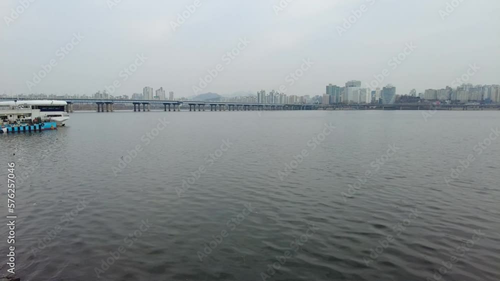 汝矣島漢江公園から眺める漢江に架かる麻浦大橋と元暁大橋