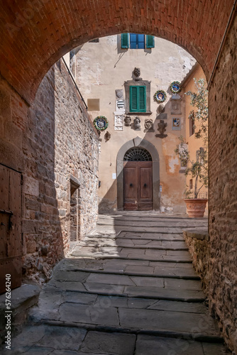 A covered alley leading to the ancient Palazzo Pretorio in Vicopisano, Italy