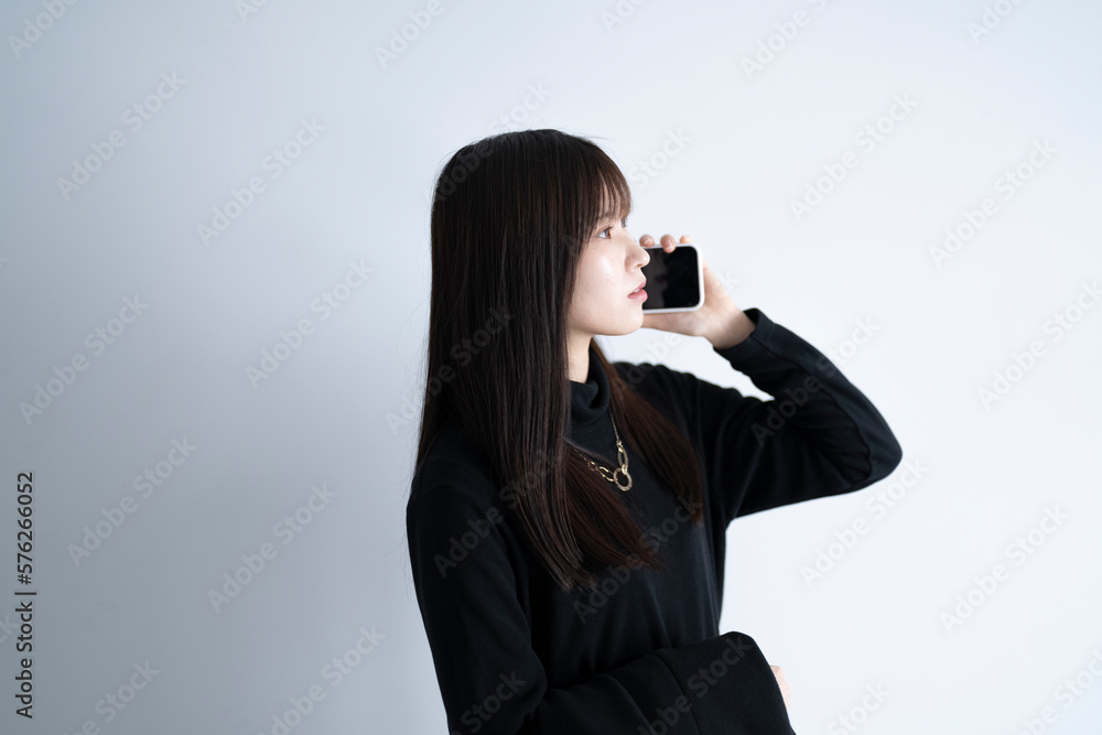 スマートフォンを使うクールな女性 スマートフォンを使うクールな女性