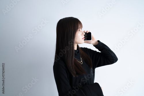 スマートフォンを使うクールな女性 © peach100