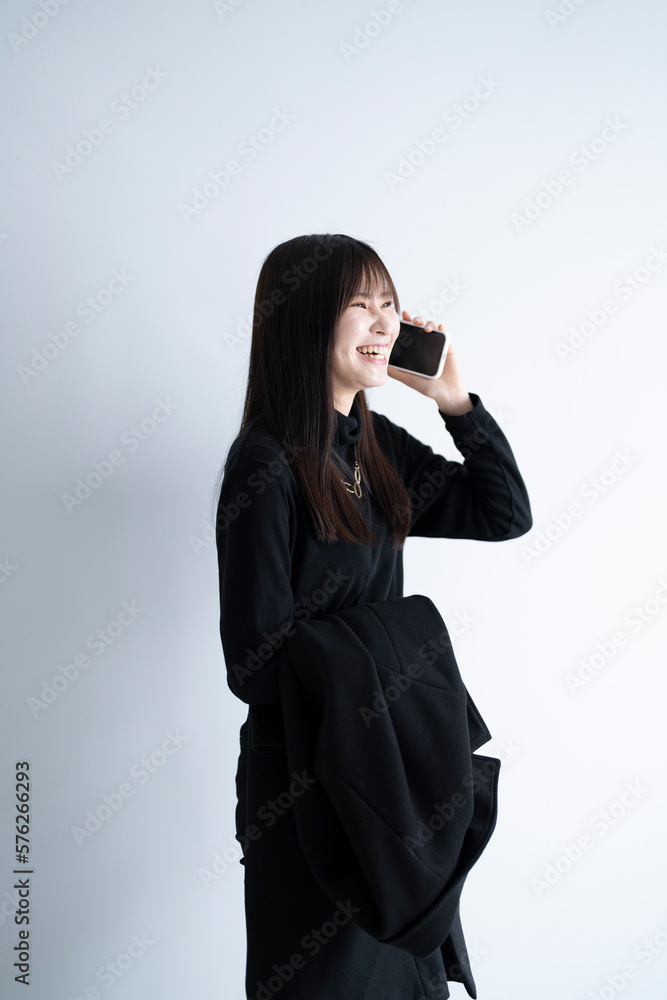 スマートフォンを使うクールな女性 スマートフォンを使うクールな女性