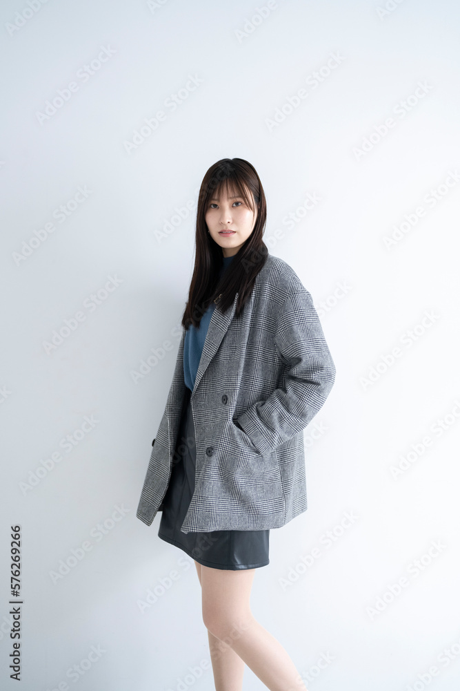 ロングヘアのクールな女性 ロングヘアのクールな女性