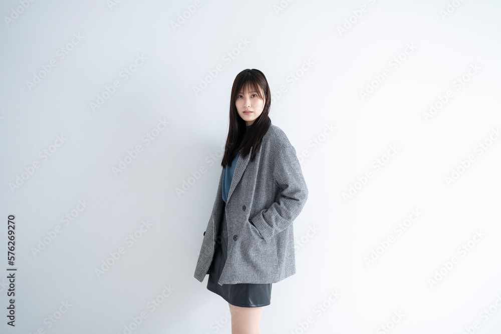 ロングヘアのクールな女性