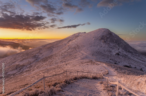 Fototapeta Naklejka Na Ścianę i Meble -  Tarnica in the Bieszczady Mountains on a winter morning