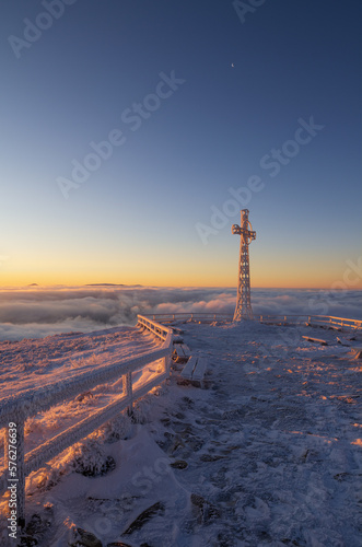 Fototapeta Naklejka Na Ścianę i Meble -  cross on the top of Tarnica in the Bieszczady Mountains on a frosty winter morning