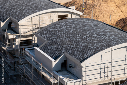 фотографія Shingle covered on the roof of a newly built residential building