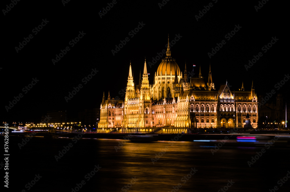 Naklejka premium hungarian parliament at night