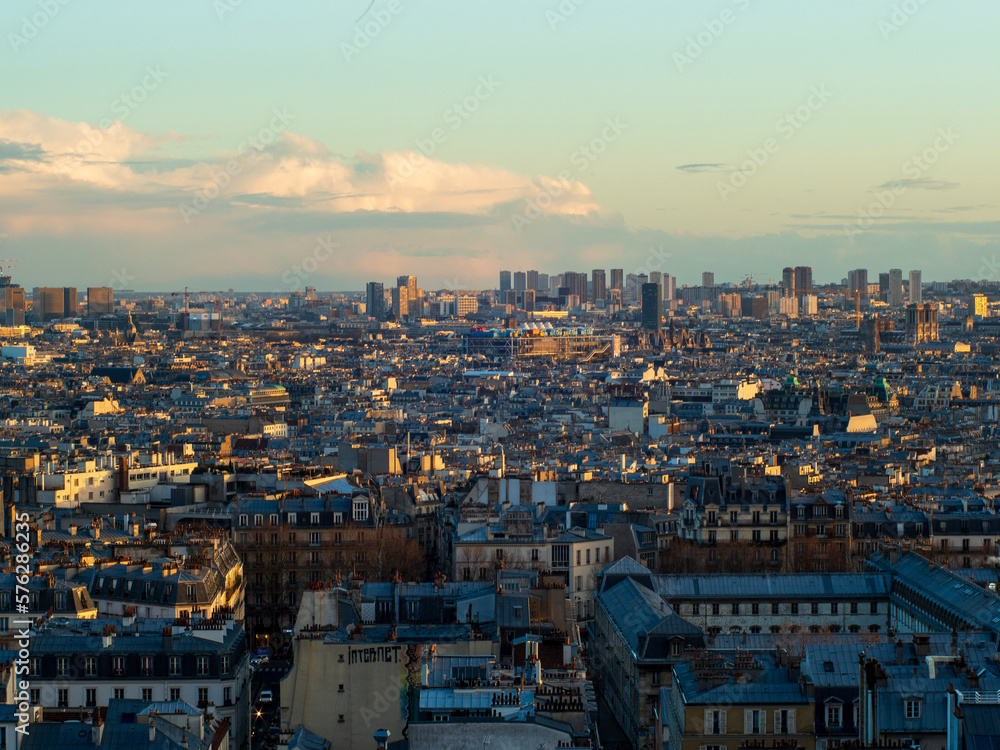Vue sur Paris depuis les hauteurs de Montmartre au coucher du soleil