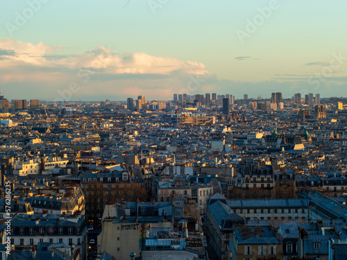Vue sur Paris depuis les hauteurs de Montmartre au coucher du soleil