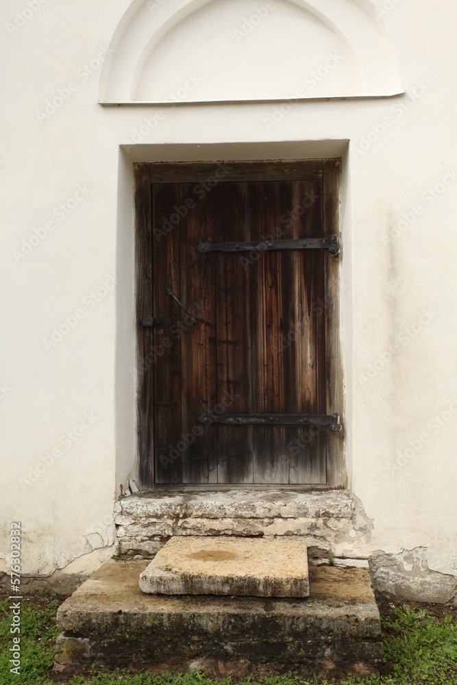 Fototapeta premium Old vintage door, enter to white construction