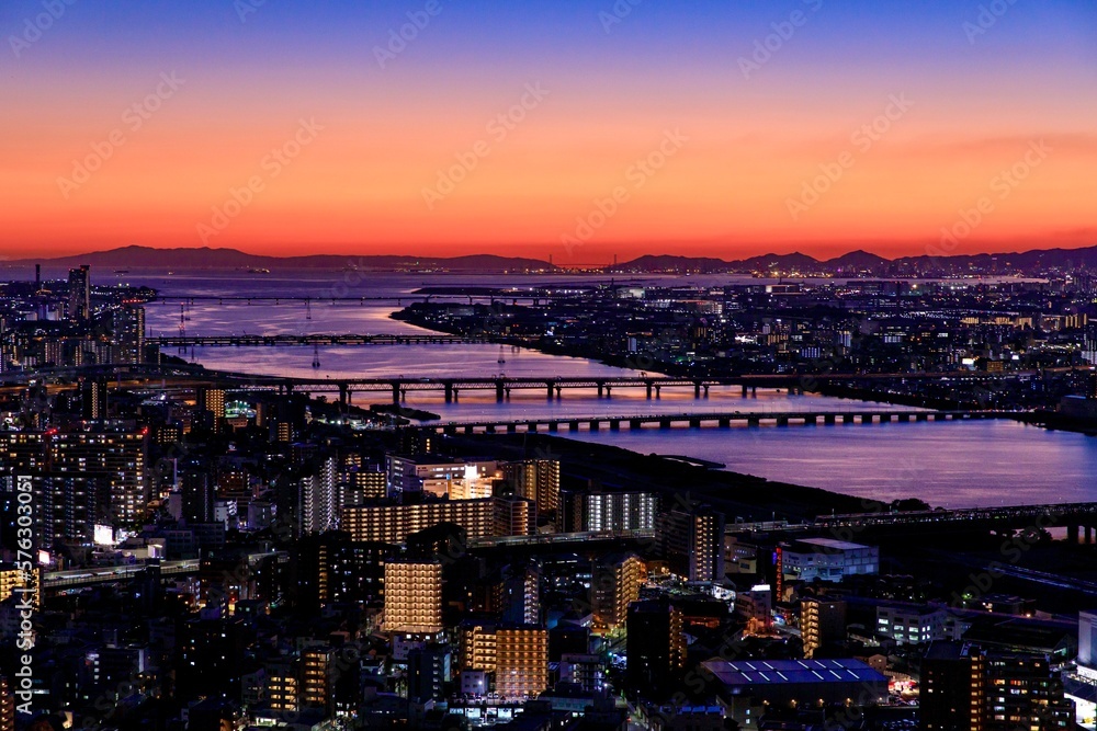 Fototapeta premium 梅田スカイビルから眺める大阪の夕景（大阪湾・明石海峡方面）