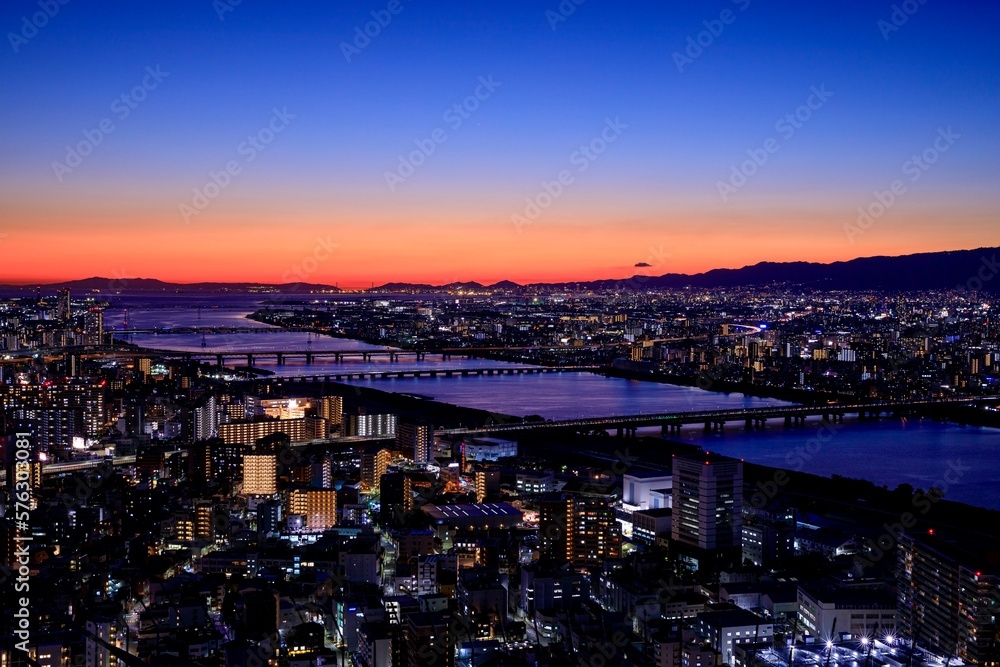 Fototapeta premium 梅田スカイビルから眺める大阪の夕景（大阪湾・明石海峡方面）