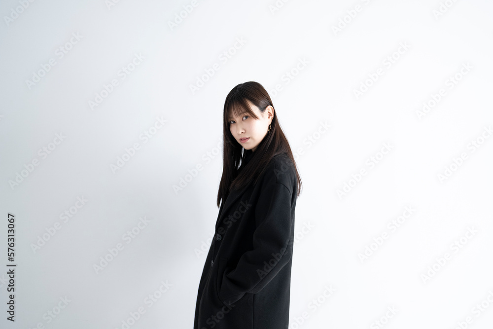 ロングヘアのクールな女性 ロングヘアのクールな女性