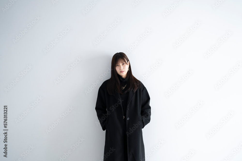 ロングヘアのクールな女性 ロングヘアのクールな女性
