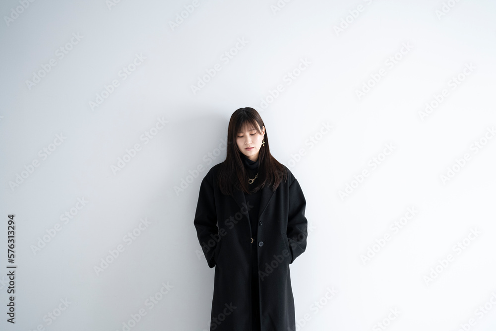 ロングヘアのクールな女性 ロングヘアのクールな女性