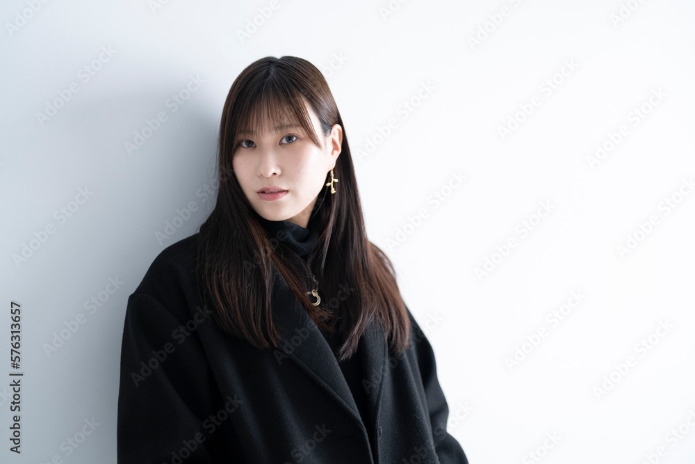 ロングヘアのクールな女性 ロングヘアのクールな女性