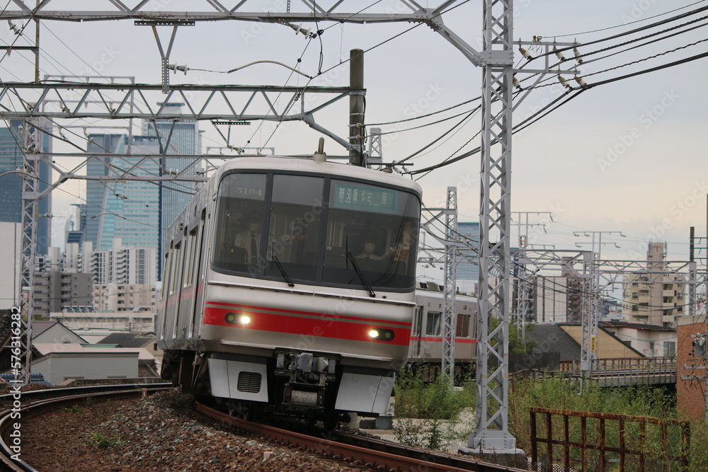 都市近郊を走行する名古屋鉄道