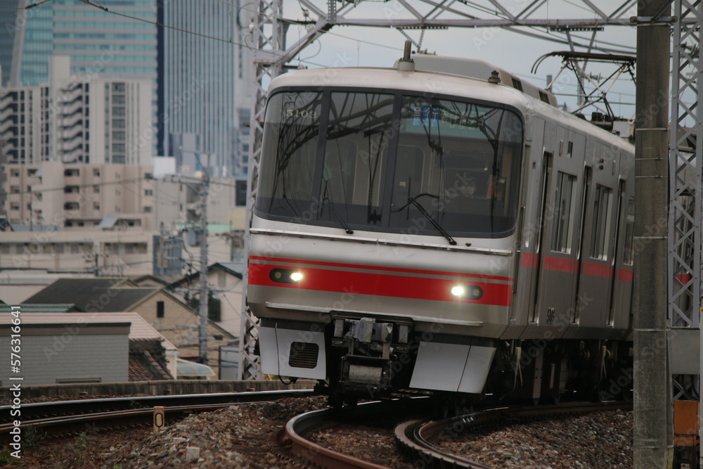 都市近郊を走行する名古屋鉄道