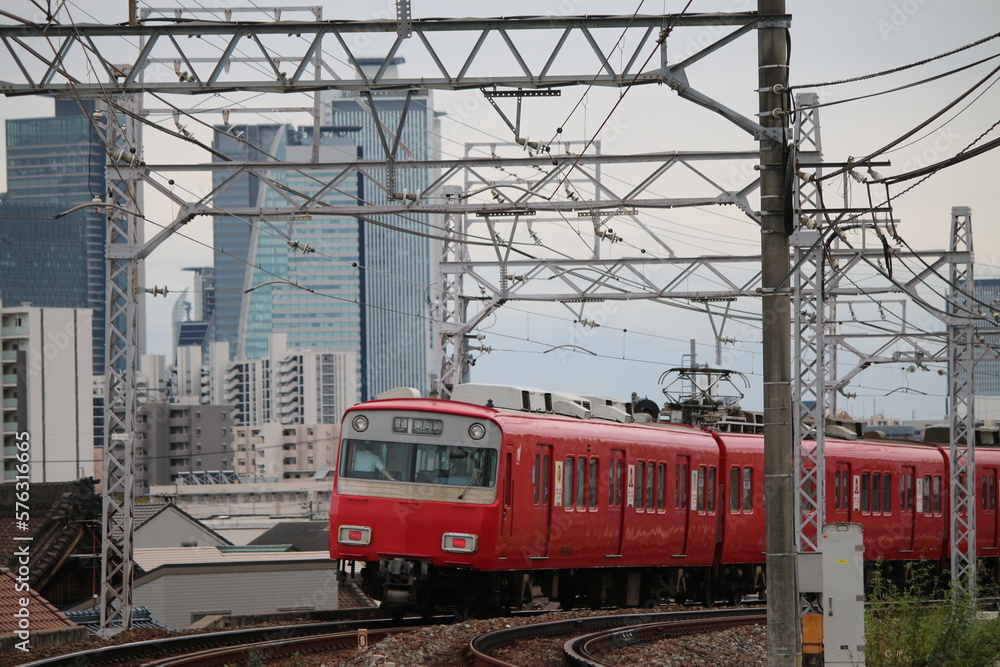 都市近郊を走行する名古屋鉄道