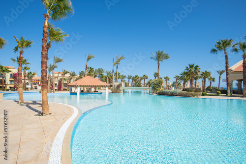 Fototapeta Naklejka Na Ścianę i Meble -  Swimming pool in a luxury tropical hotel resort
