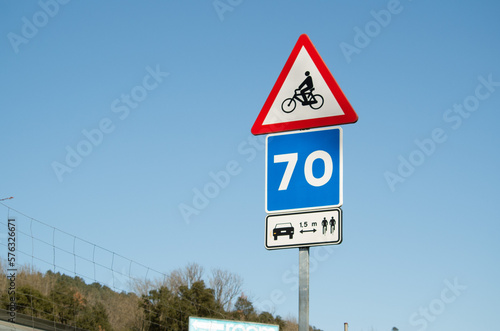 P22- Ciclistas. Velocidad máxima aconsejada S-7. distancia lateral mínima de seguridad del 1.5 metros