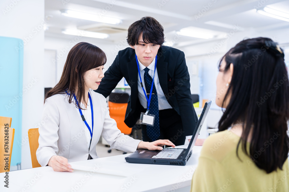 Fototapeta premium オフィスで窓口業務をするスタッフ