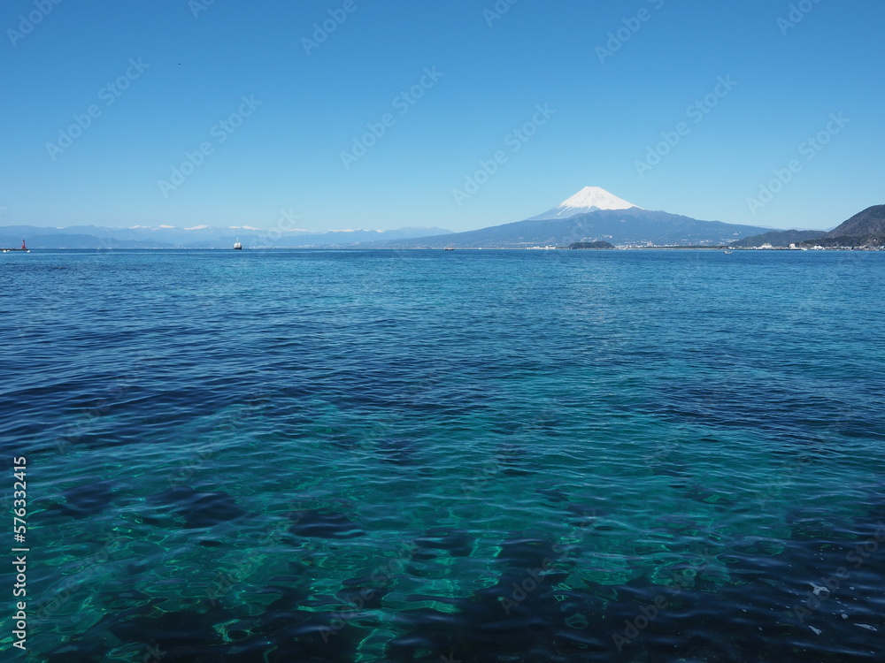 駿河湾越しに冠雪の南アルプスと富士山を望む
