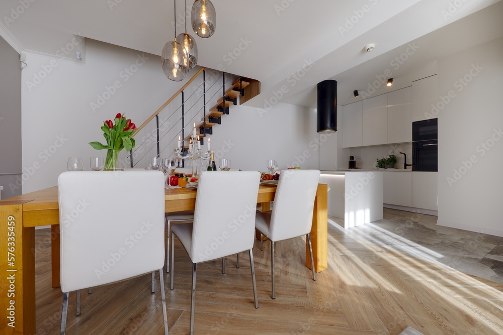 custom made wallpaper toronto digitalstół z krzesłami w apartamencie, schody drewniane na piętro