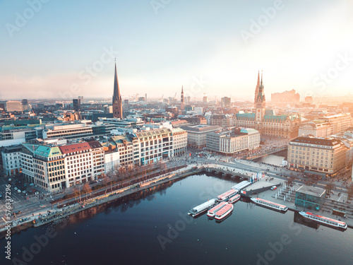 Panorama Luftbild über die Binnenalster und den Jungfernstieg mit Rathaus in der historischen Altstadt der Hansestadt Hamburg, Deutschland, bei Sonnenuntergang mit Elbphilharmonie im Hintergrund. 