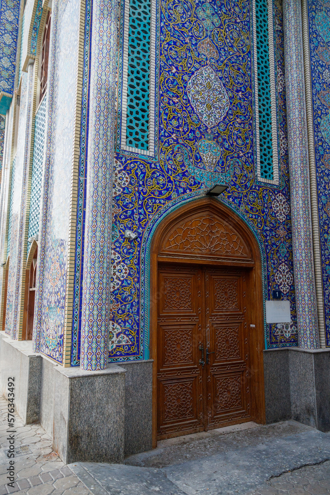 Φωτογραφία The facade of the mosque at the textile market in the old part of Dubai, made in the Iranian style