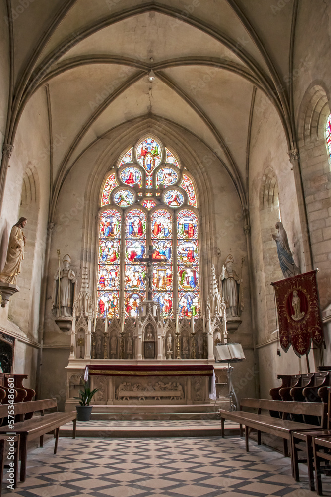 Saintes-Marie-du-Mont. Autel et vitrail de l'église Notre-Dame de l'Assomption. Manche. Normandie	
