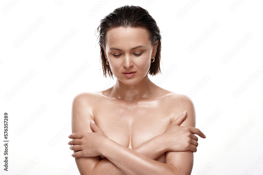 Obraz premium An alluring image of a woman with a flawless complexion and glistening, moist hair on a pure white canvas