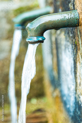 Tap from which drops of water flow. Drought, shortage, rationing and proper use of water. 