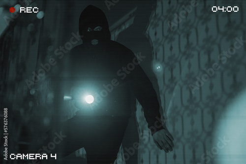 Foto The thief breaks into the house. View through a security camera.