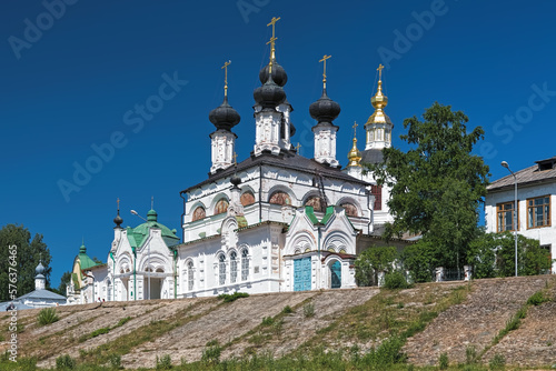 Obraz na płótnie Veliky Ustyug, Russia. Cathedral of St. Procopius of Ustyug and other churches at Cathedral square on the left bank of Sukhona river. The cathedral was built in 1668 over the remains of the saint. w salonie