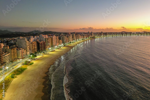 Imagem aérea do nascer do sol na Praia do Morro. Alvorecer avermelhado na cidade de Guarapari no Espírito Santo, Brasil.