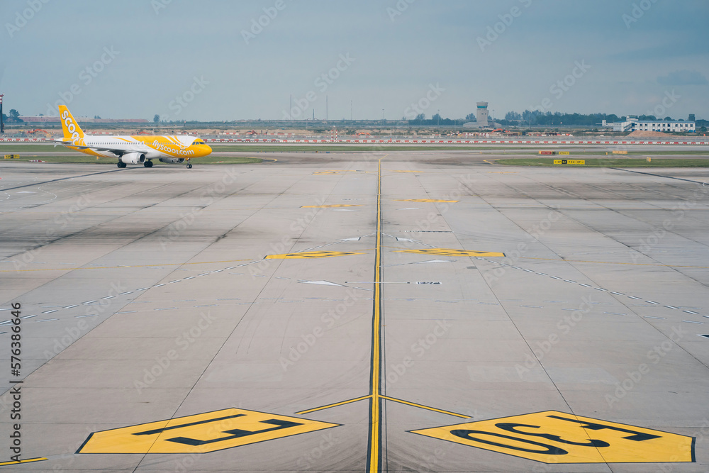 Foto de SINGAPORE MAY 12, 2019 Scoot airplane just landing and