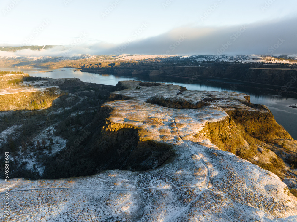 Fototapeta premium sunrise over the Rowena Crest