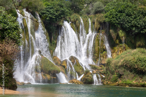 Cascadas en un lago