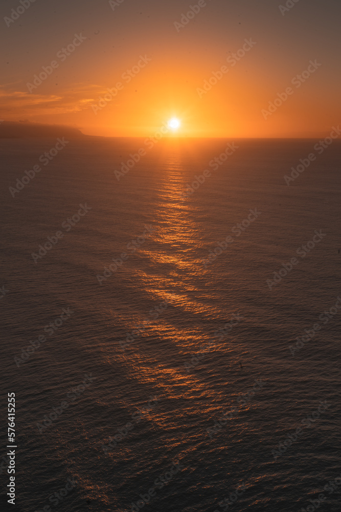 Obraz premium El sol apunto de ponerse por el horizonte en las islas canarias