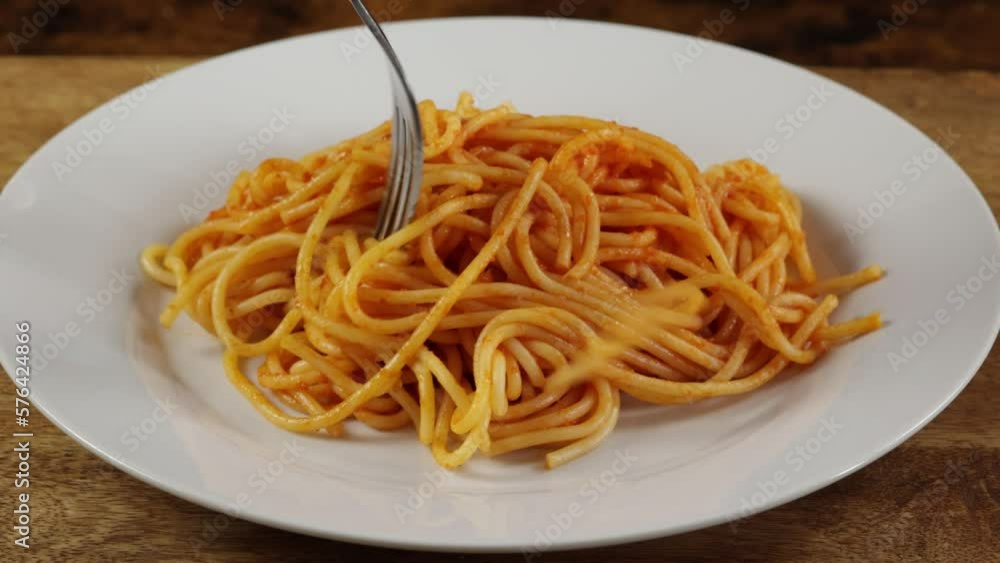 assiette de spaghetti à la sauce tomate en gros plan assiette de spaghetti à la sauce tomate en gros plan